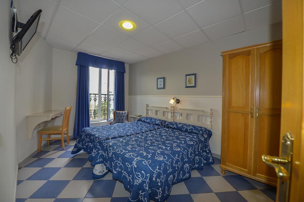 Hostal Linares Ribadeo Exterior photo