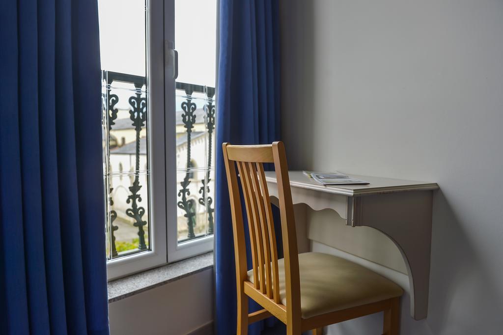 Hostal Linares Ribadeo Exterior photo