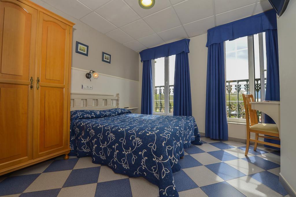 Hostal Linares Ribadeo Exterior photo